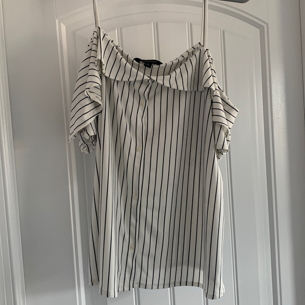 Banana Republic flutter sleeve top. Black and white. Size M.